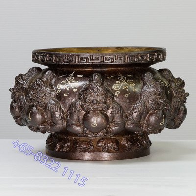 9位名僧侣加持，LP Nu-Inn 2557 帕拉胡香炉，高10厘米（中）